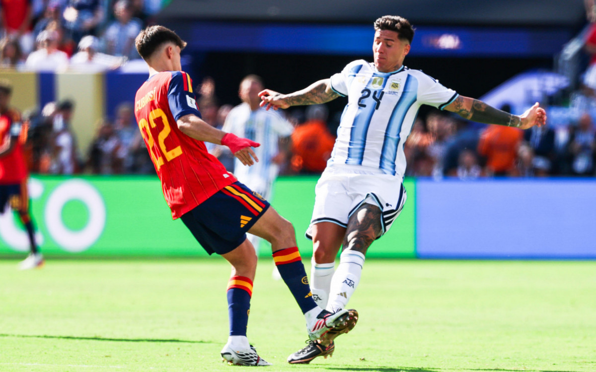 Pau Cubarsi, jogador da Espanha, disputa bola com Enzo Fernández
