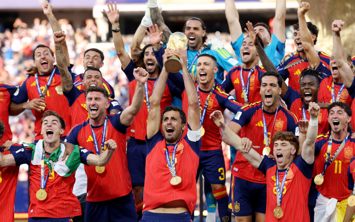Jogadores espanhóis erguem a taça da Copa do Mundo