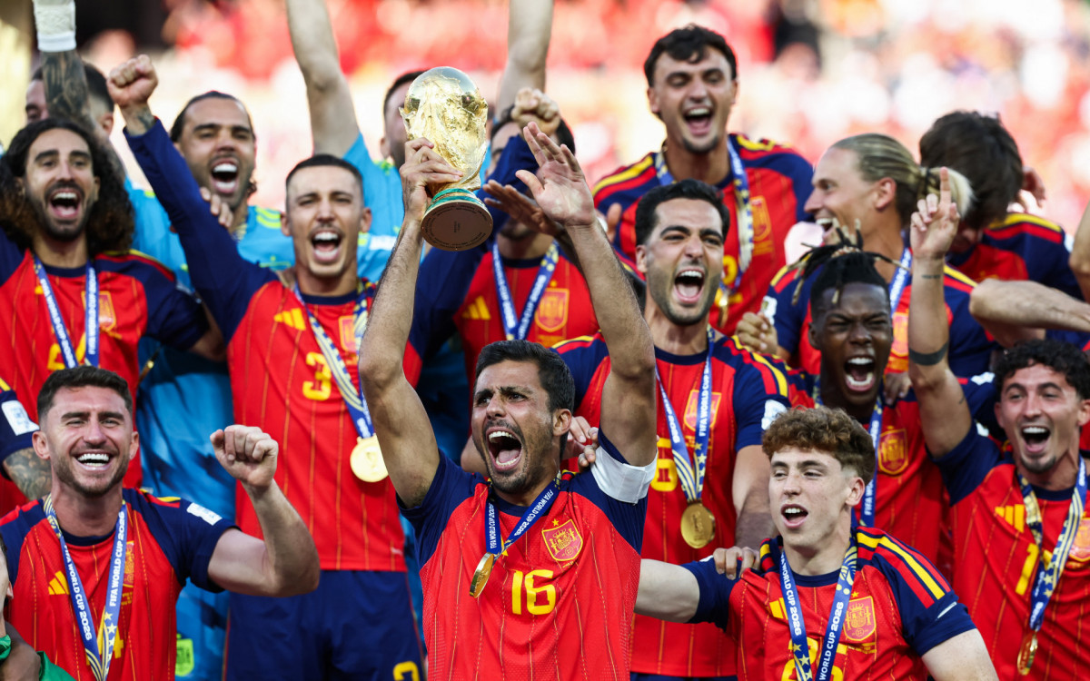 O meio-campista espanhol número 16, Rodri, ergue o troféu com seus companheiros de equipe após a vitória na final da Copa do Mundo de 2026 entre Espanha e Argentina, no Estádio Nova York/Nova Jersey, em East Rutherford, em 19 de julho de 2026. (Foto de FRANCK FIFE / AFP)