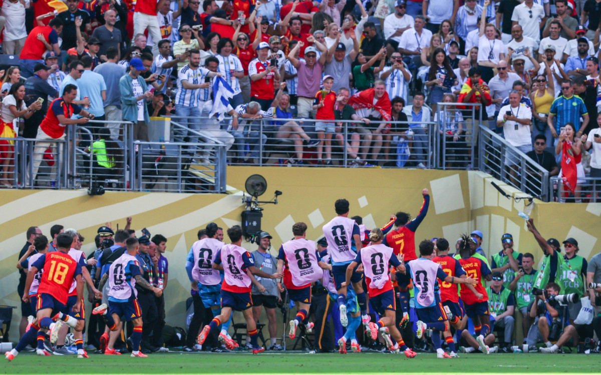 Ferran Torres, jogador da Espanha, comemora seu gol durante a final da Copa do Mundo da FIFA entre Espanha e Argentina, no Estádio de Nova York-Nova Jersey, em East Rutherford, Estados Unidos, neste domingo (19).