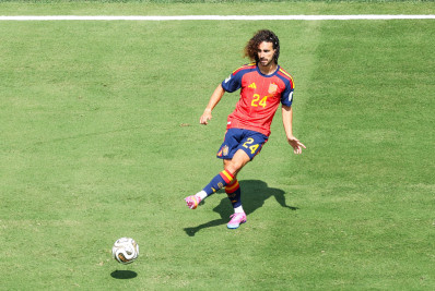 Cucurella iguala marca de Enzo Fernández após título da Espanha