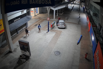 Motorista abandona local após derrubar totem de videomonitoramento em Macaé