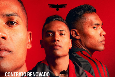Flamengo oficializa renovação de Alex Sandro até o fim de 2027