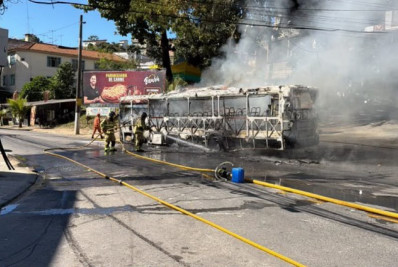 Ônibus pega fogo na Ilha do Governador 