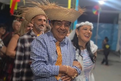 Zeca Pagodinho se diverte em festa julina da família