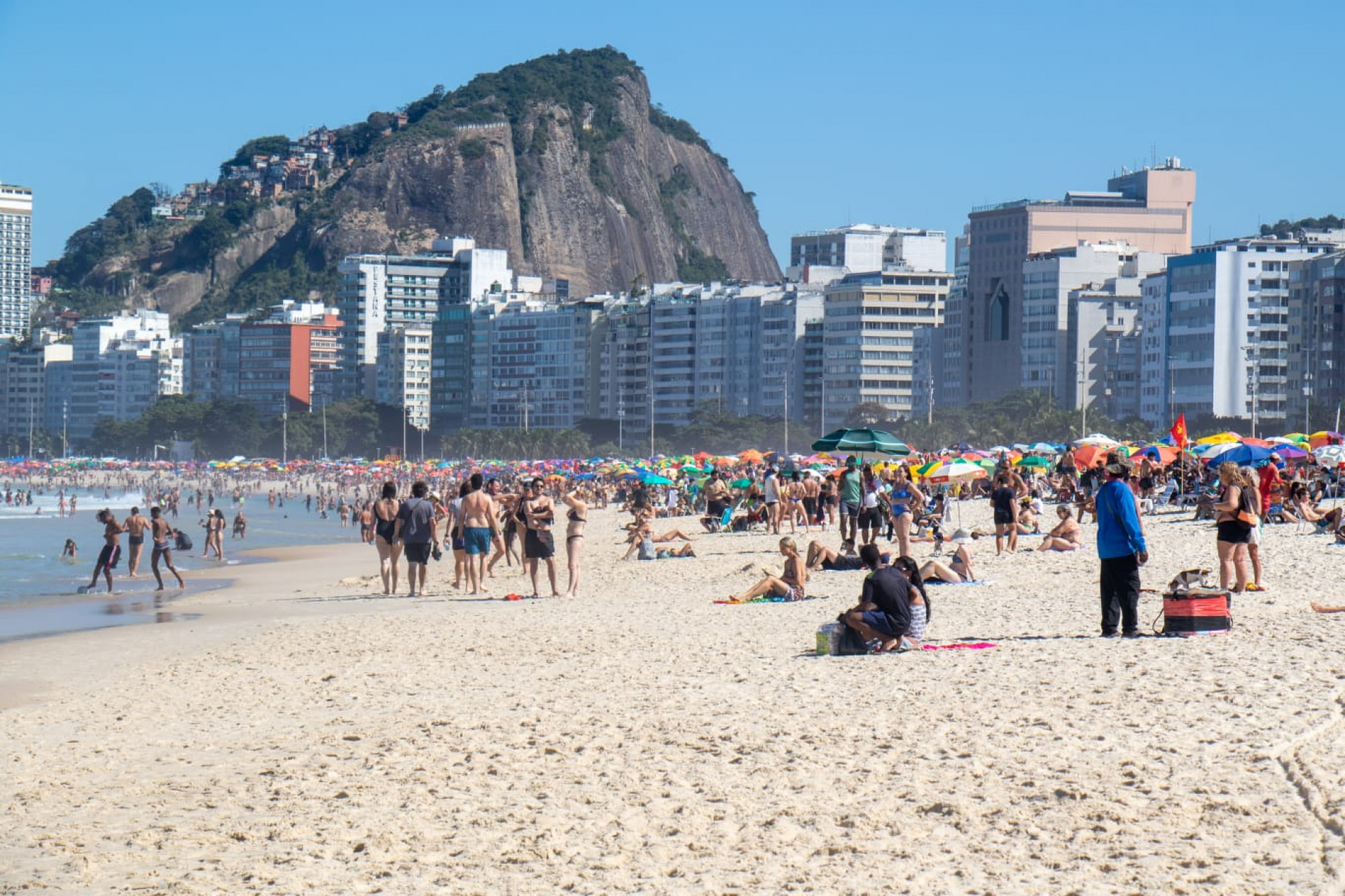 Cariocas e turistas aproveitaram tempo ensolarado na praia de Copacabana - Érica Martin / Agência O Dia
