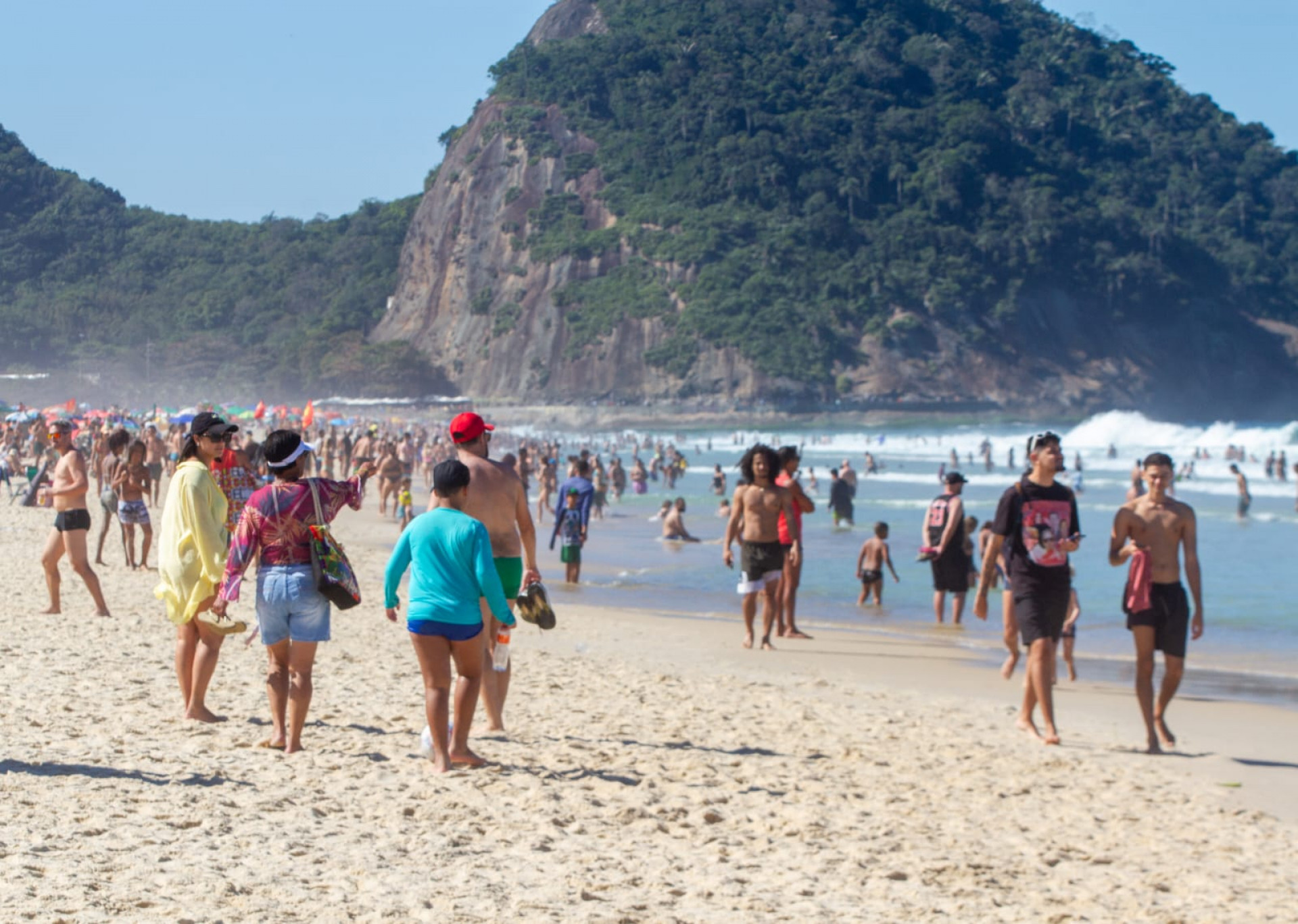 Cariocas e turistas aproveitaram tempo ensolarado na praia de Copacabana - Érica Martin / Agência O Dia