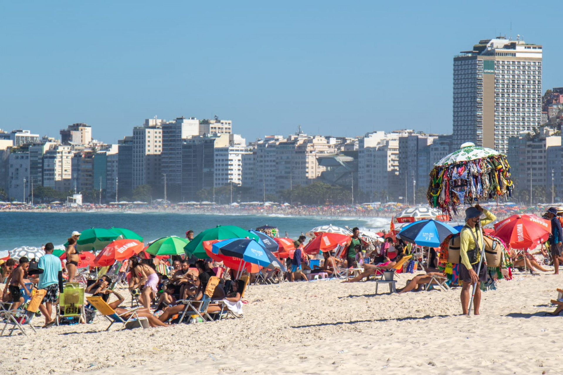 Cariocas e turistas aproveitaram tempo ensolarado na praia de Copacabana - Érica Martin / Agência O Dia