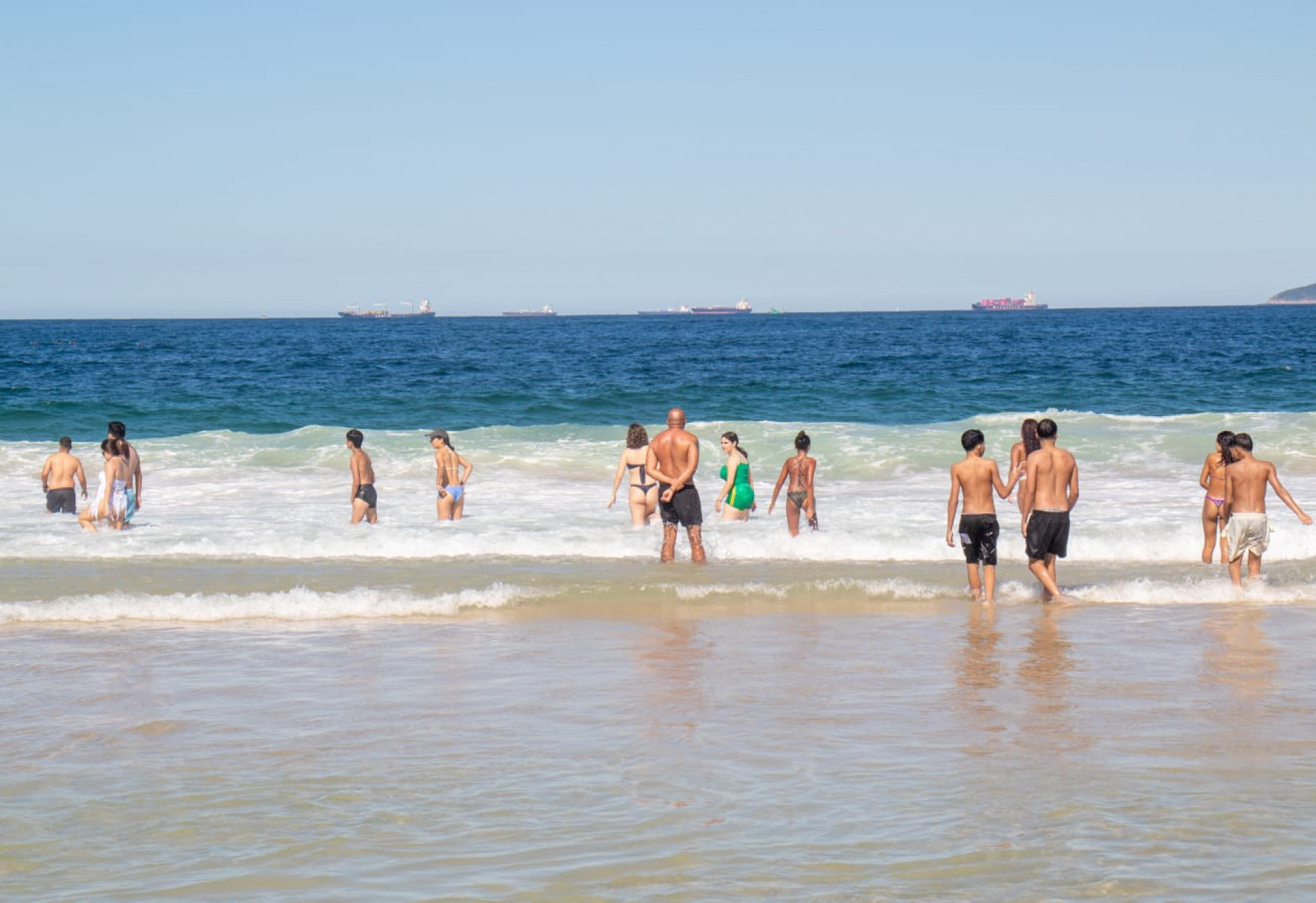 Cariocas e turistas aproveitaram tempo ensolarado na praia de Copacabana - Érica Martin / Agência O Dia