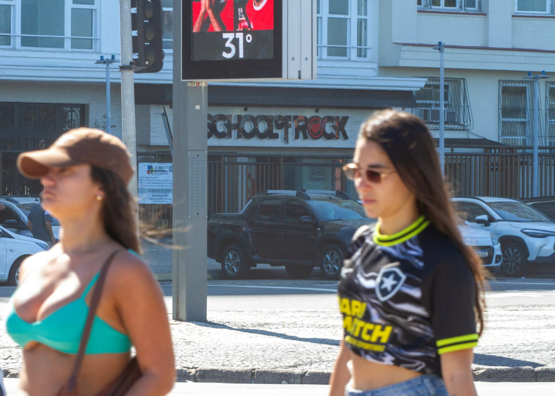 Cariocas e turistas aproveitaram tempo ensolarado na praia de Copacabana - Érica Martin / Agência O Dia