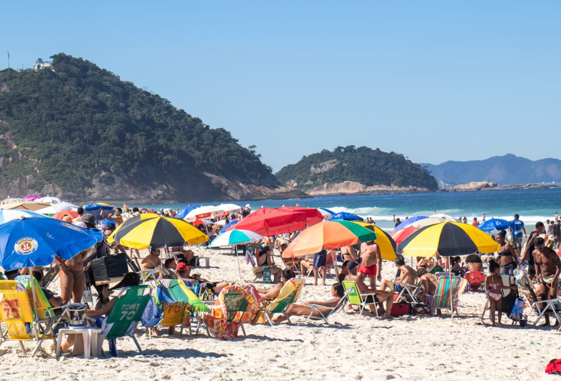 Cariocas e turistas aproveitaram tempo ensolarado na praia de Copacabana - Érica Martin / Agência O Dia
