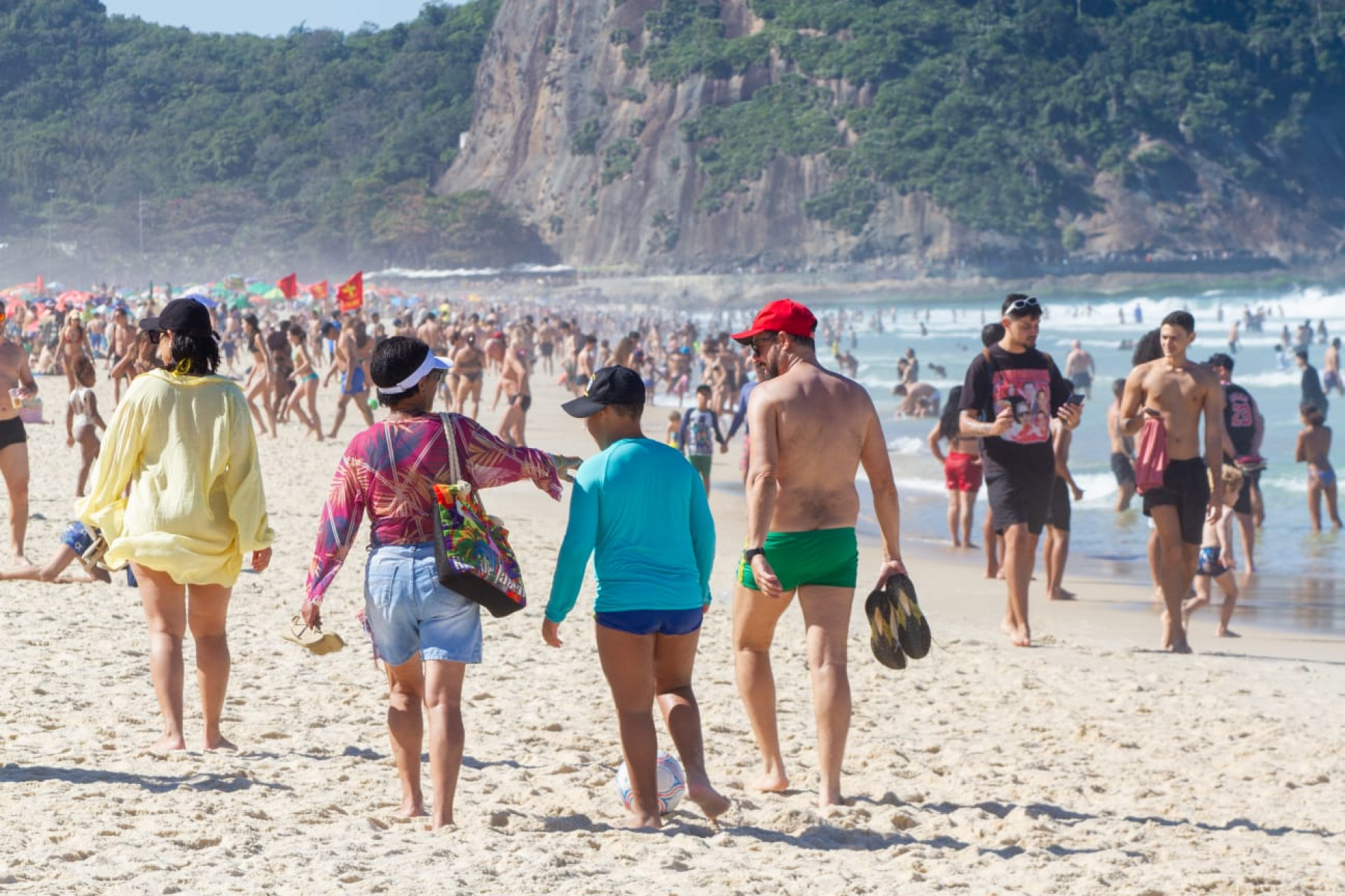 Cariocas e turistas aproveitaram tempo ensolarado na praia de Copacabana - Érica Martin / Agência O Dia