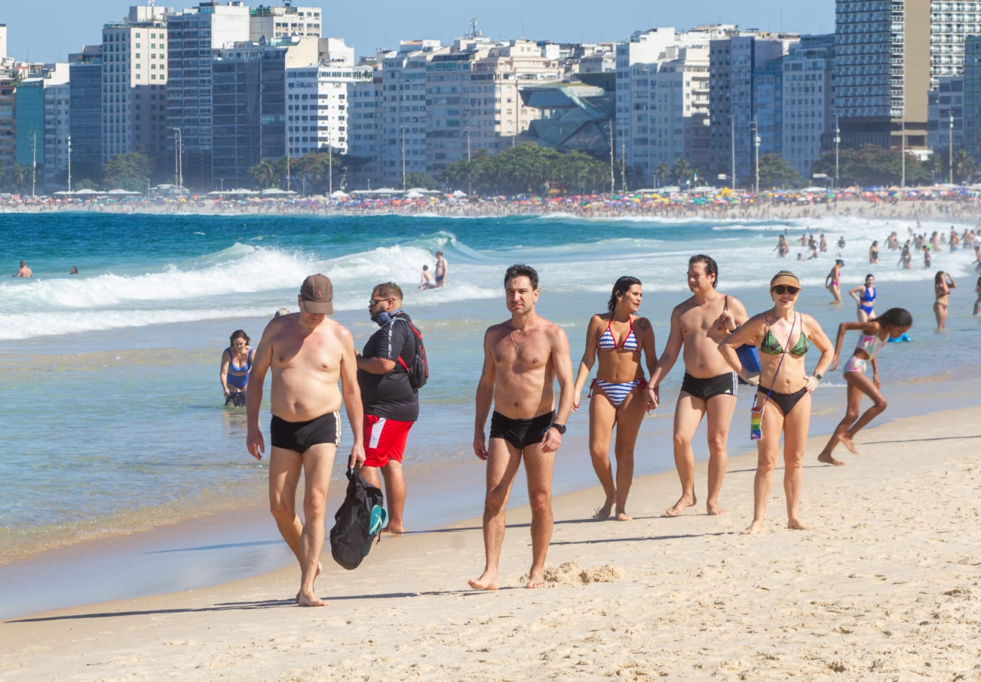 Cariocas e turistas aproveitaram tempo ensolarado na praia de Copacabana - Érica Martin / Agência O Dia