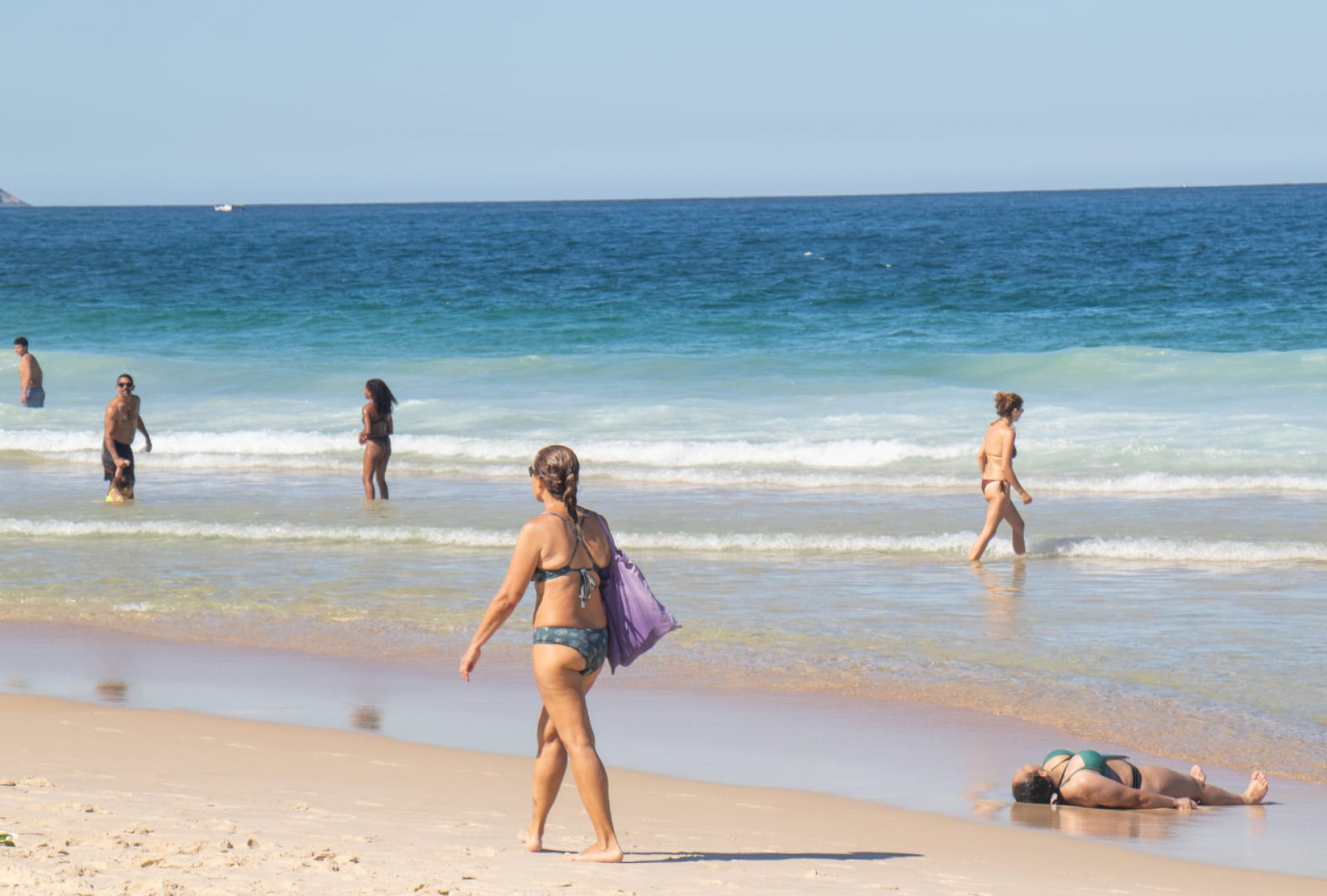 Cariocas e turistas aproveitaram tempo ensolarado na praia de Copacabana - Érica Martin / Agência O Dia
