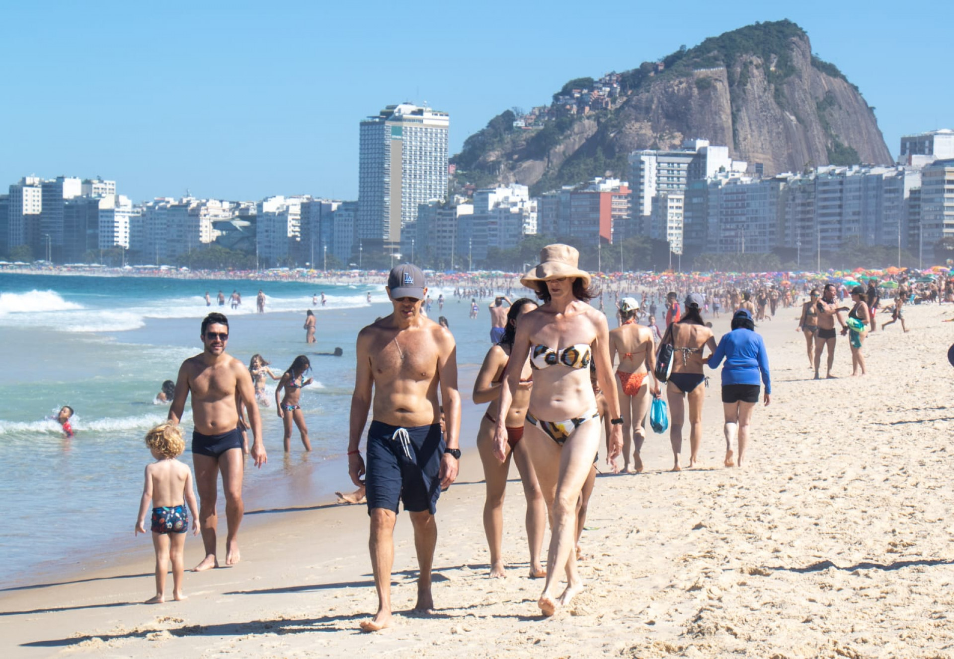 Cariocas e turistas aproveitaram tempo ensolarado na praia de Copacabana - Érica Martin / Agência O Dia