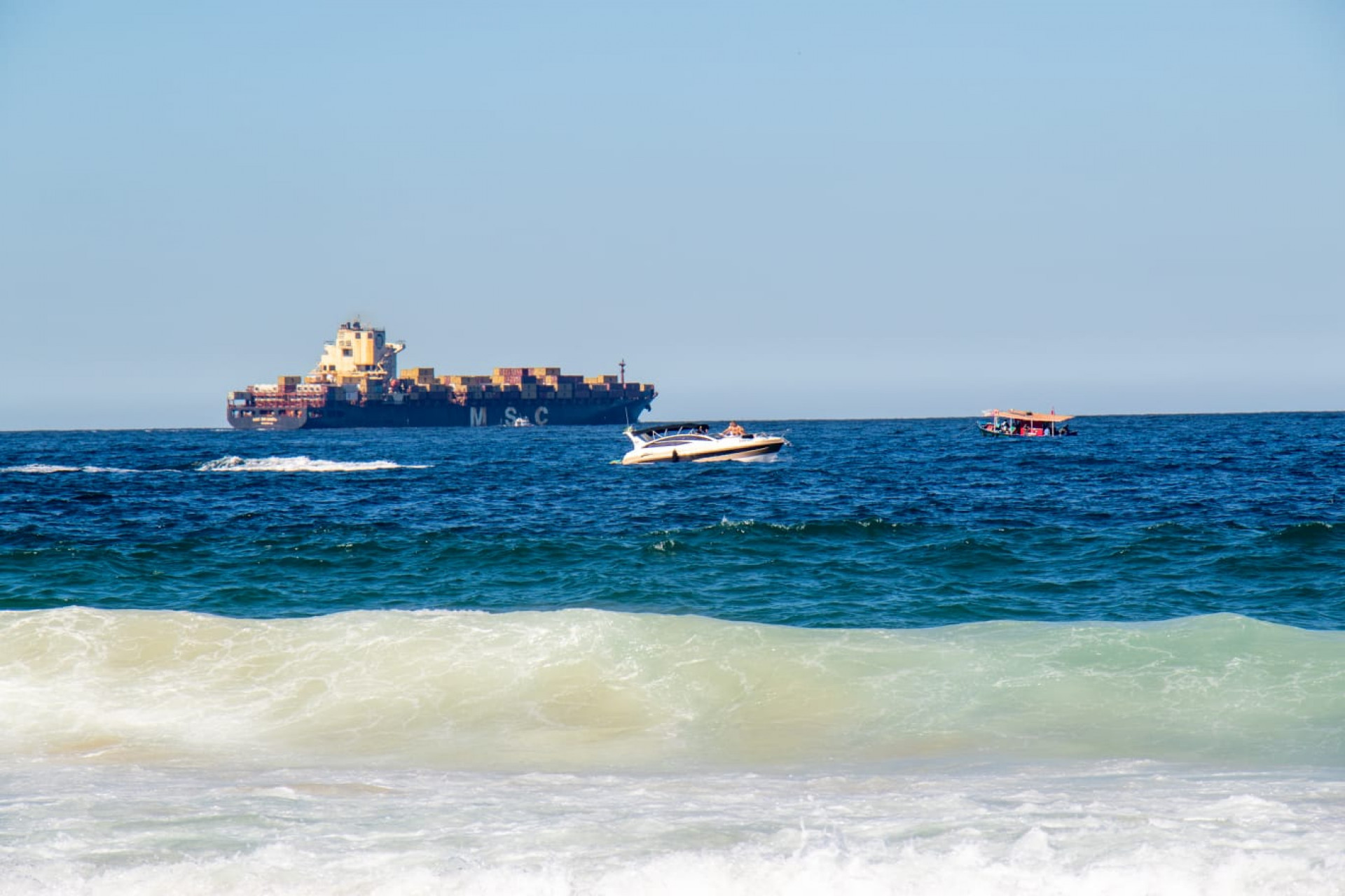 Cariocas e turistas aproveitaram tempo ensolarado na praia de Copacabana - Érica Martin / Agência O Dia