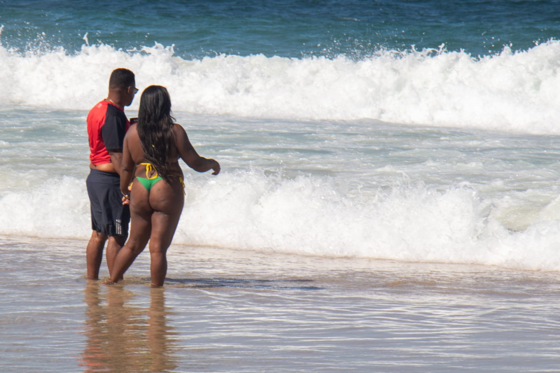 Cariocas e turistas aproveitaram tempo ensolarado na praia de Copacabana - Érica Martin / Agência O Dia