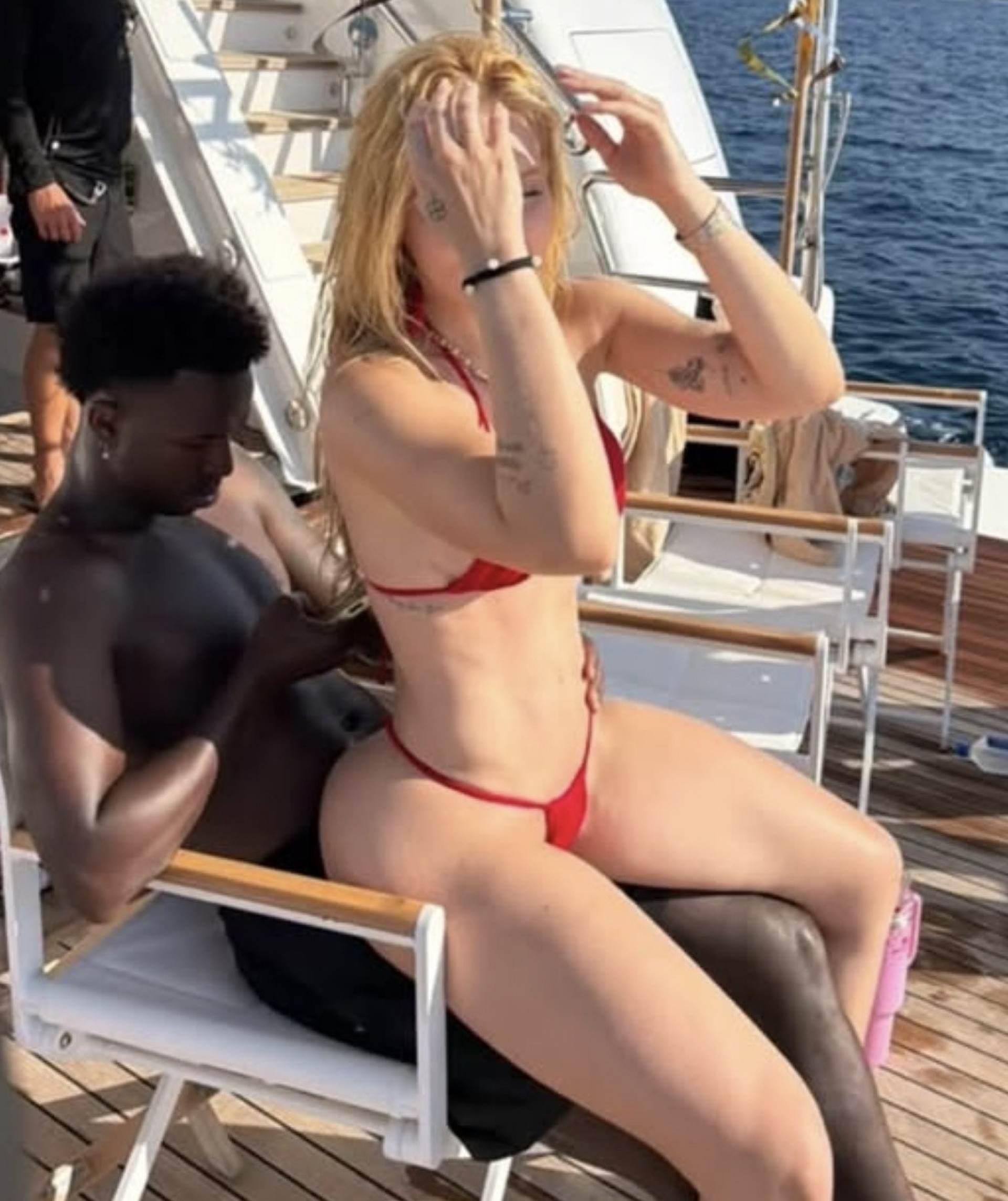 Virginia apareceu sentada no colo de Vini Jr durante passeio de iate na Itália - Reprodução/Instagram