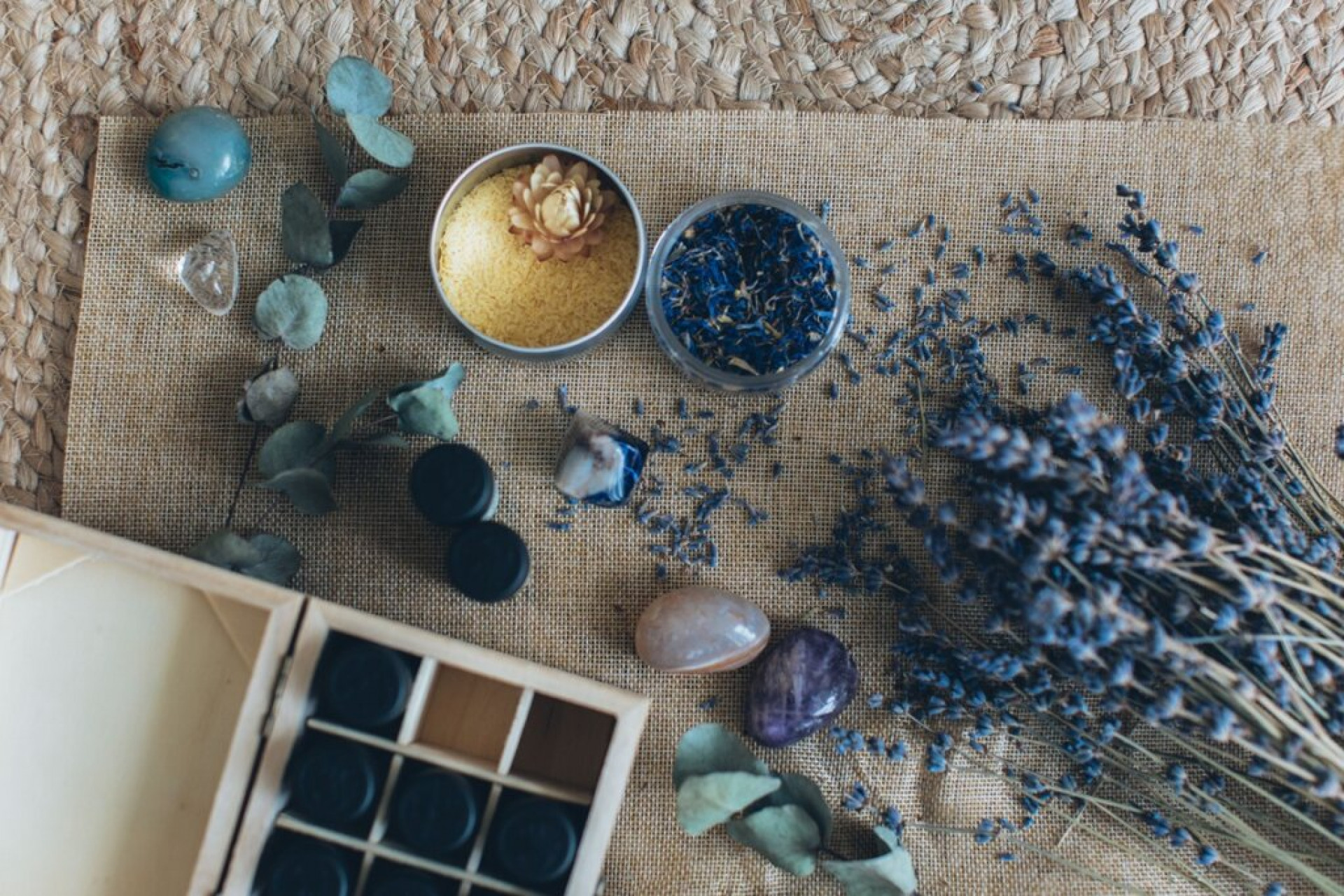 Ritual de Lua Nova de julho: 5 pr&aacute;ticas para acolher e enraizar