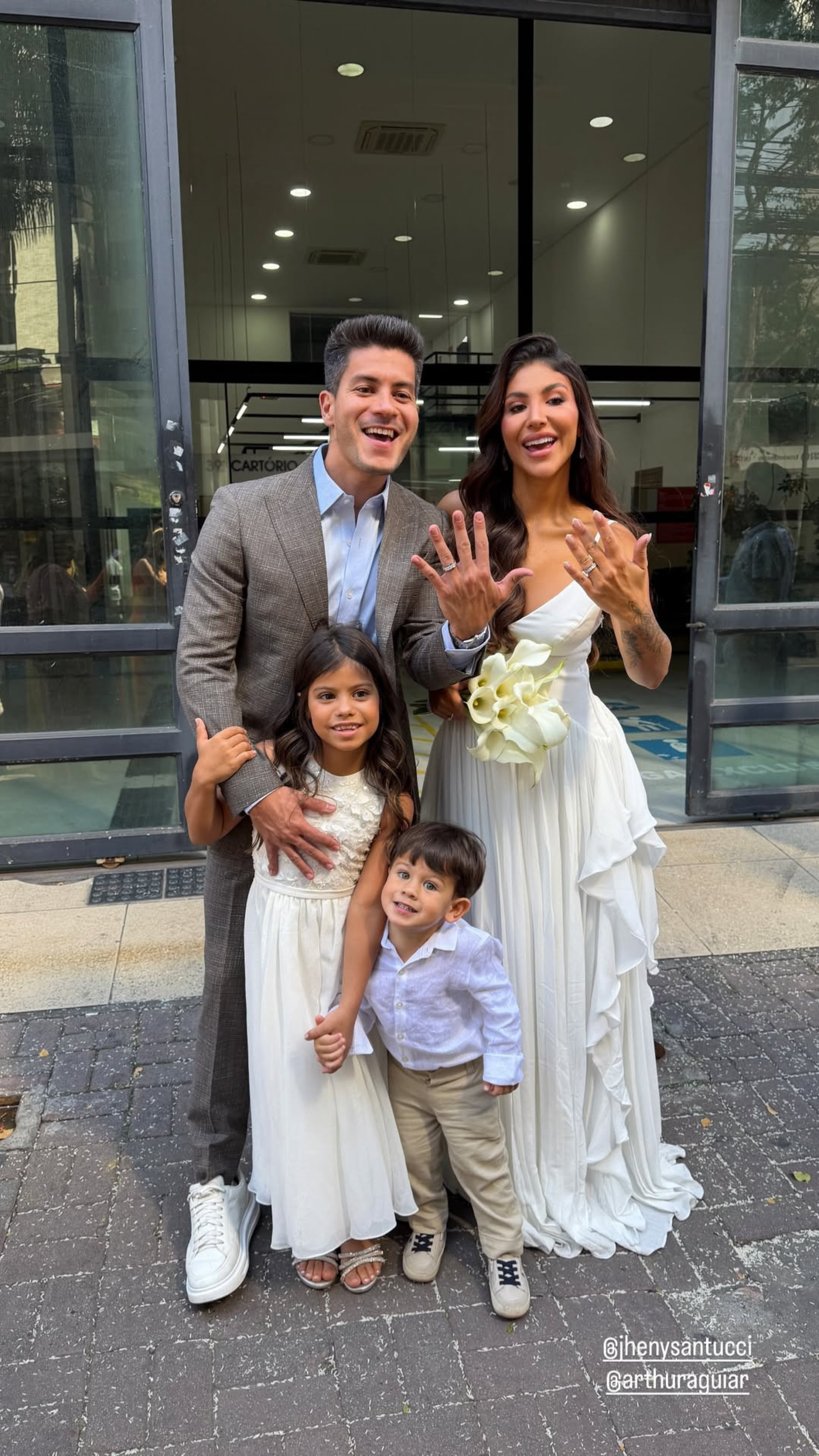 Arthur Aguiar com a mulher, Jheny Santucci, e os filhos Sophia e Gabriel - Reprodução/Instagram