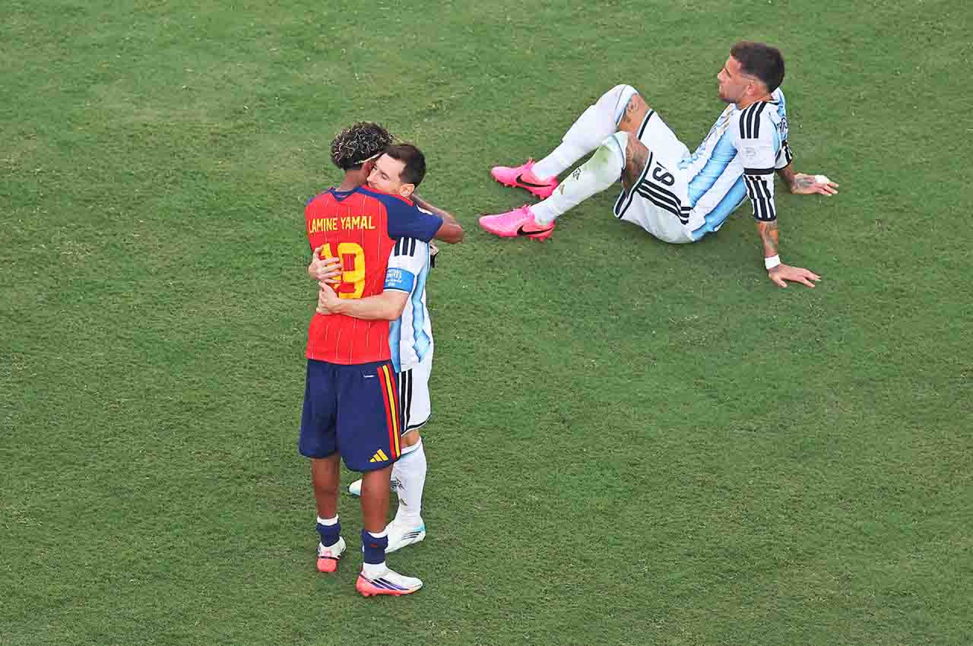 EAST RUTHERFORD, NEW JERSEY - JULY 19: Lamine Yamal #19 of Spain is congratulated by Lionel Messi #10 of Argentina after the 1-0 win during the FIFA World Cup 2026 Final match between Spain and Argentina at New York New Jersey Stadium on July 19, 2026 in East Rutherford, New Jersey. (Photo by Al Bello/Getty Images)