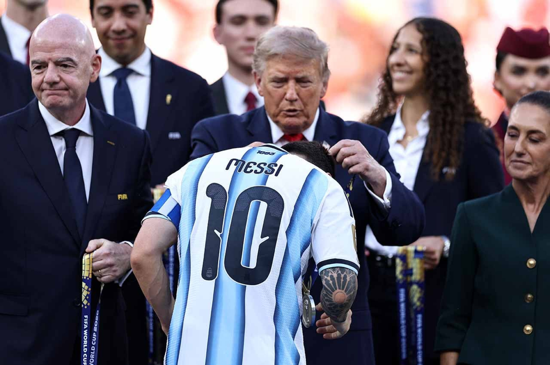 Trump e Infantino s&atilde;o vaiados antes da entrega da ta&ccedil;a da Copa do Mundo