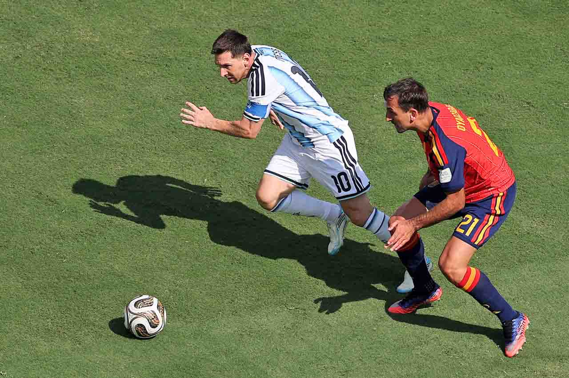 EAST RUTHERFORD, NEW JERSEY - JULY 19: Lionel Messi #10 of Argentina competes for the ball against Mikel Oyarzabal #21 of Spain during the FIFA World Cup 2026 Final match between Spain and Argentina at New York New Jersey Stadium on July 19, 2026 in East Rutherford, New Jersey. (Photo by Al Bello/Getty Images)