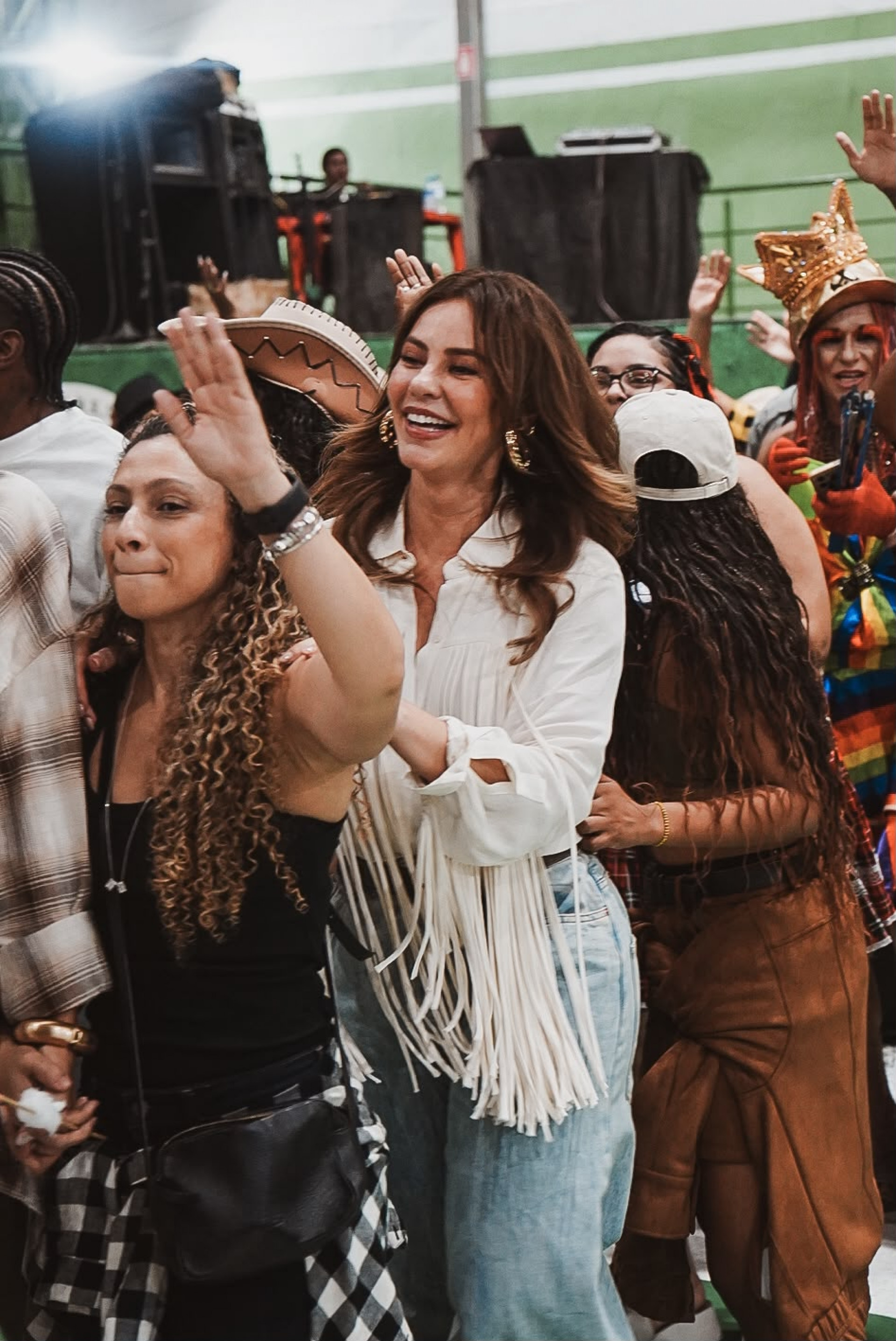 Paolla Oliveira se jogou na quadrilha com integrantes da Imperatriz - Wagner Rodrigues/Divulgação Imperatriz