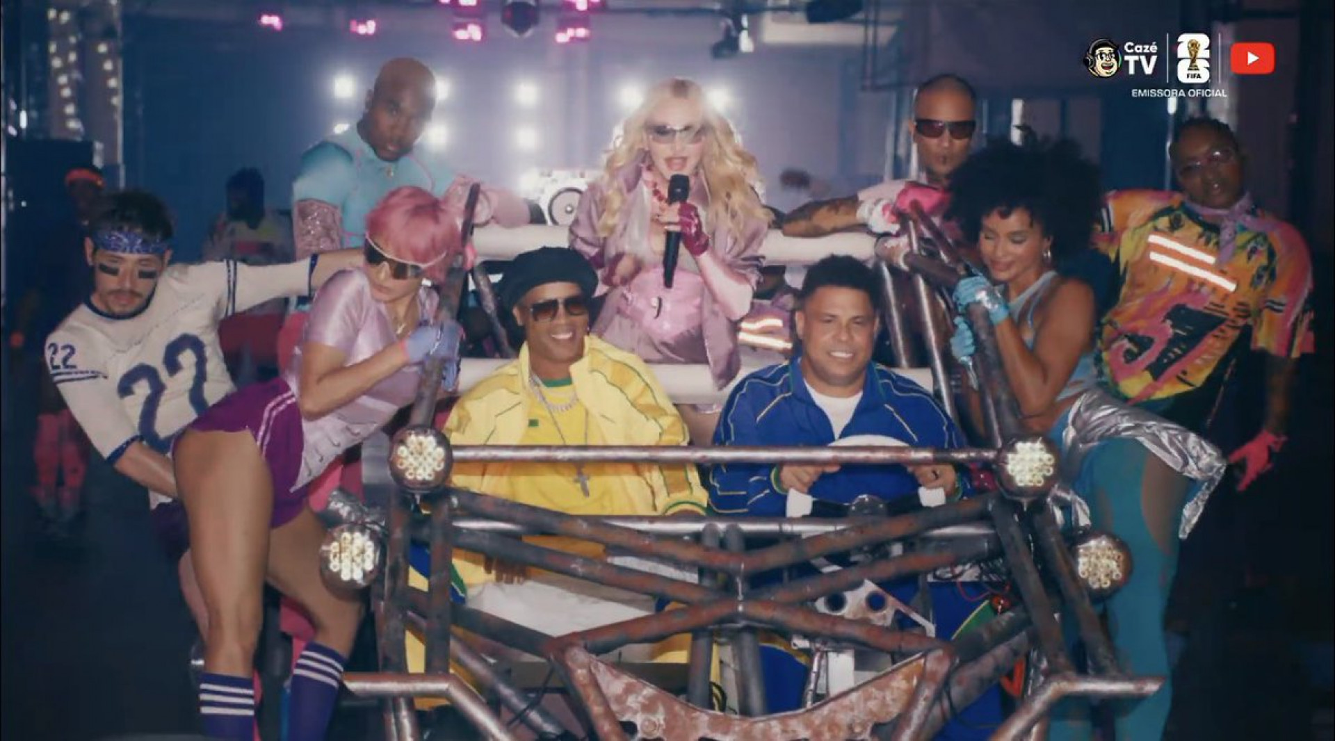Madonna surgiu com Ronaldinho Gaúcho e Ronald Fenômeno  - Reprodução de Vídeo 