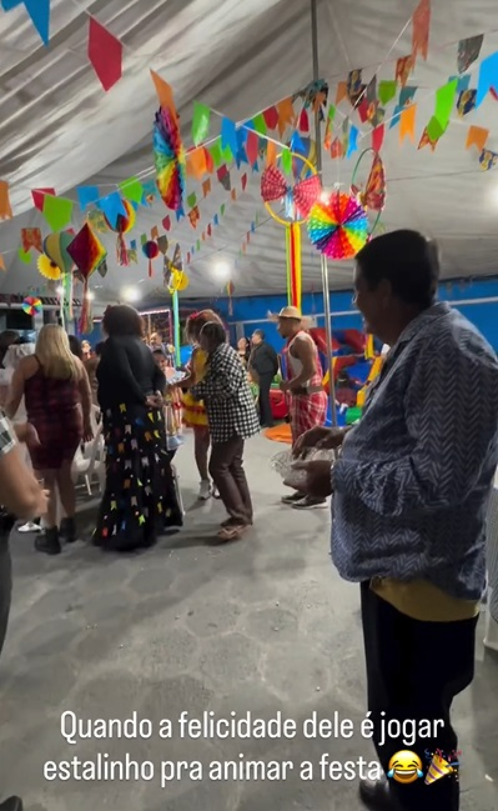 Zeca Pagodinho jogou estalinhos nos convidados durante brincadeira - Reprodução/Instagram