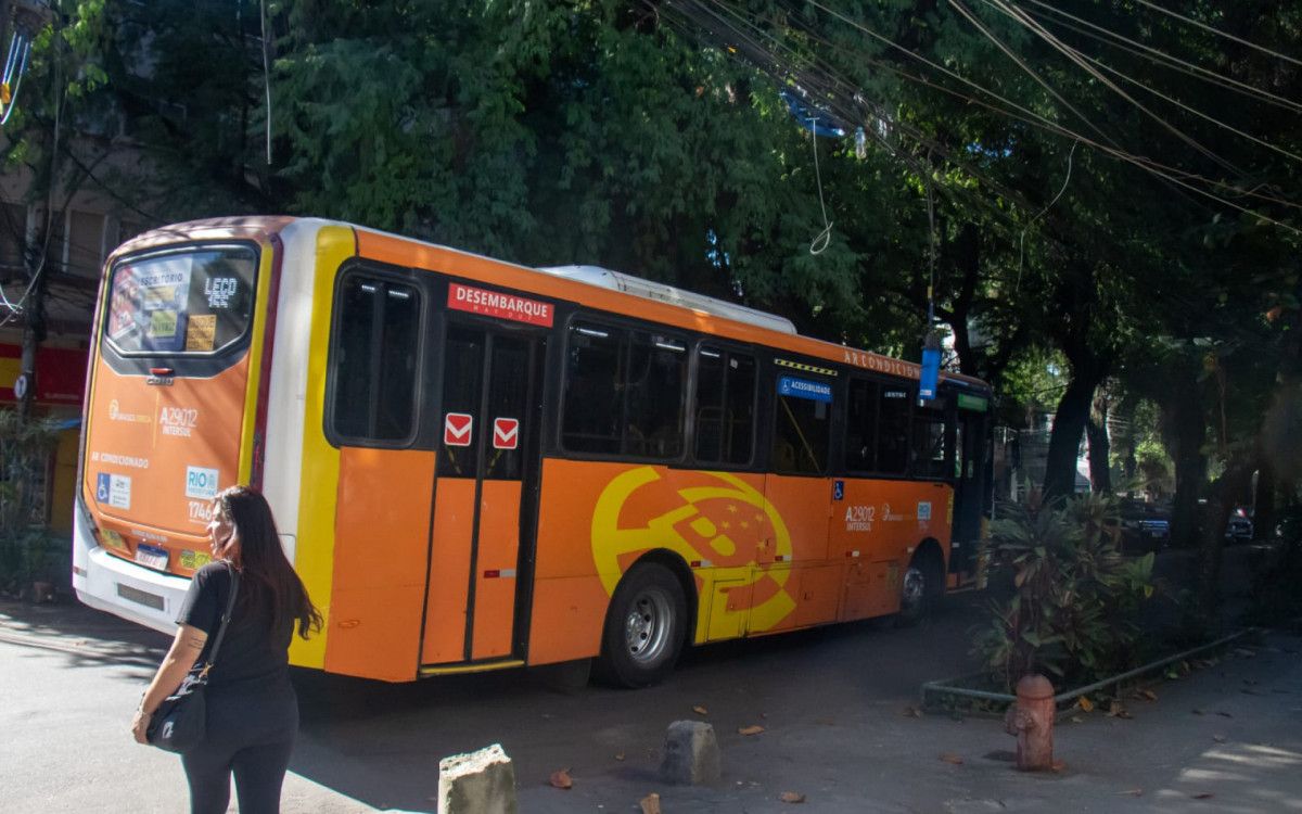 Antiga linha 222 que agora é batizada como LESD 155 com ponto final na praça Edmundo rego no Grajaú - Érica Martin/Agência O DIA