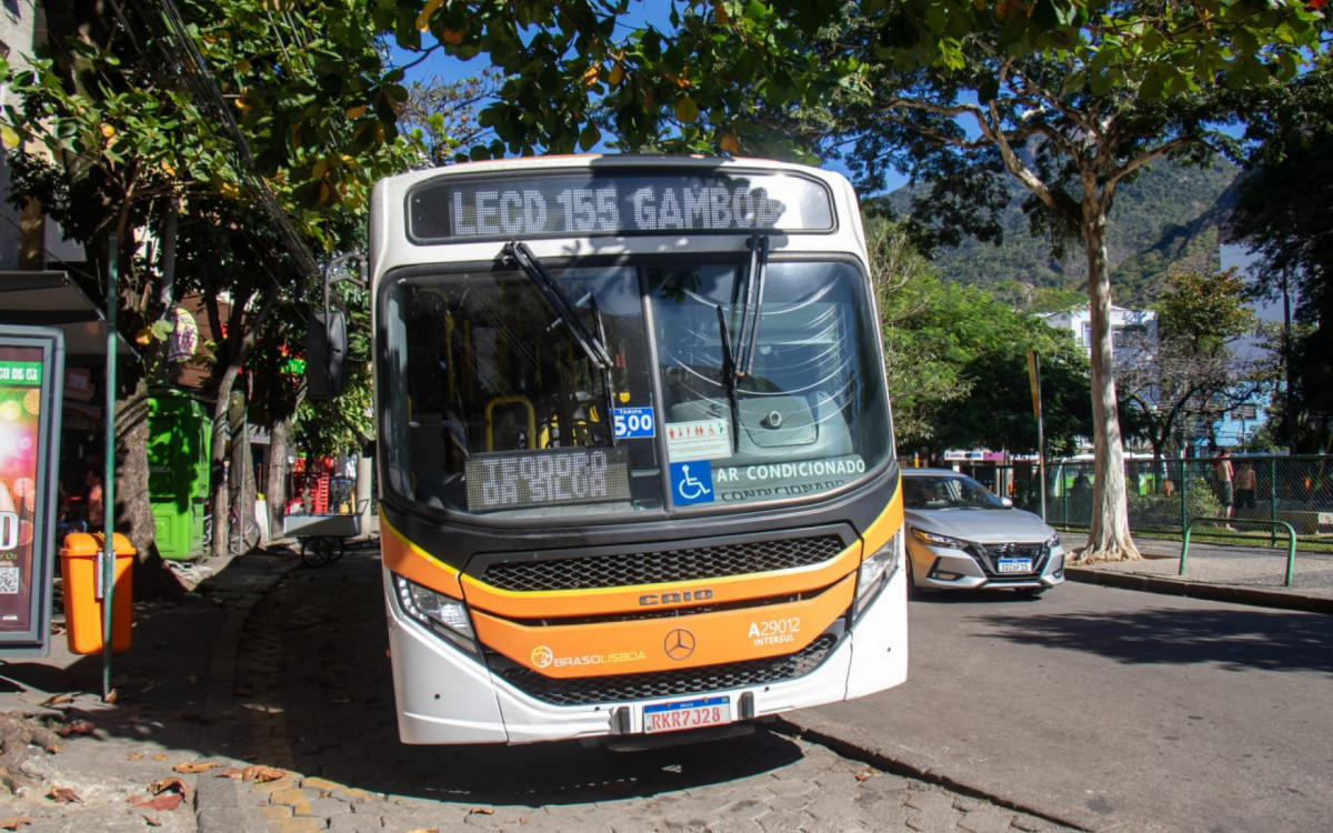 Antiga linha 222 que agora é batizada como LESD 155 com ponto final na praça Edmundo rego no Grajaú - Érica Martin/Agência O DIA