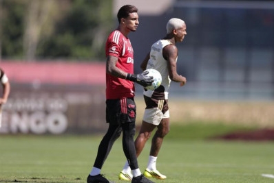 Goleiro celebra marca no Flamengo: 'Sempre acreditou no meu trabalho'