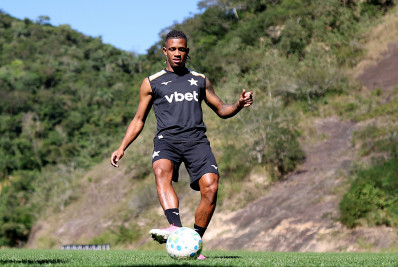 Com futuro indefinido, Danilo participa de treino do Botafogo