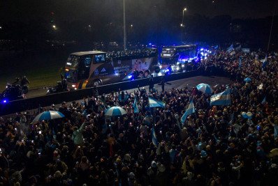 Apesar do vice na Copa, seleção argentina é recebida com festa no país