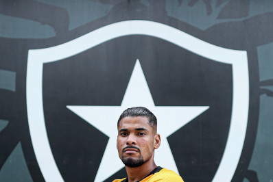 Botafogo anuncia a contratação de ex-goleiro do Athletico-PR