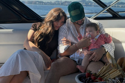 Rafa Kalimann faz passeio de barco com Nattan e a filha