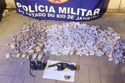 Polícia Militar captura quatro suspeitos e apreende arma, drogas e rádios em Belford Roxo