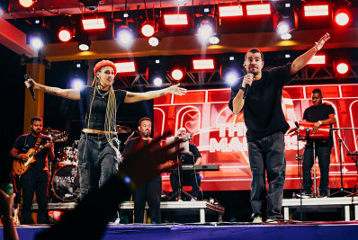 Thiago Martins emociona público em Macaé com homenagem a Arlindo Cruz durante show: 