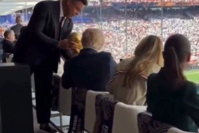 Atitude de Ronaldo de levar taça a Trump divide opiniões nas redes