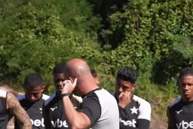 Com futuro indefinido, Danilo participa de treino do Botafogo