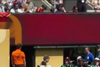 Cucurella atende pedido de campeão de 2010 e repete superstição