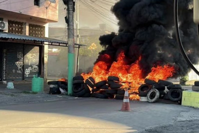 Ônibus são usados como barricadas durante operação na Vila Aliança