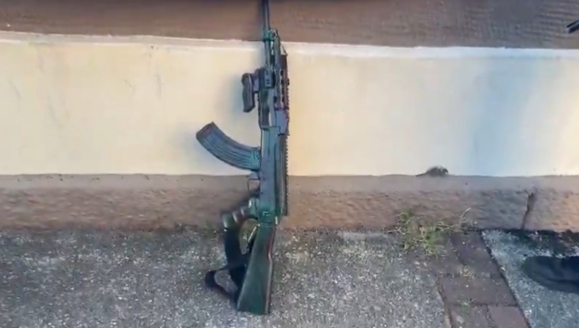 PM prendeu criminoso em flagrante e apreendeu fuzil durante operação no Morro da Barão, na Praça Seca, Zona Sudoeste do Rio - Reprodução de vídeo / X