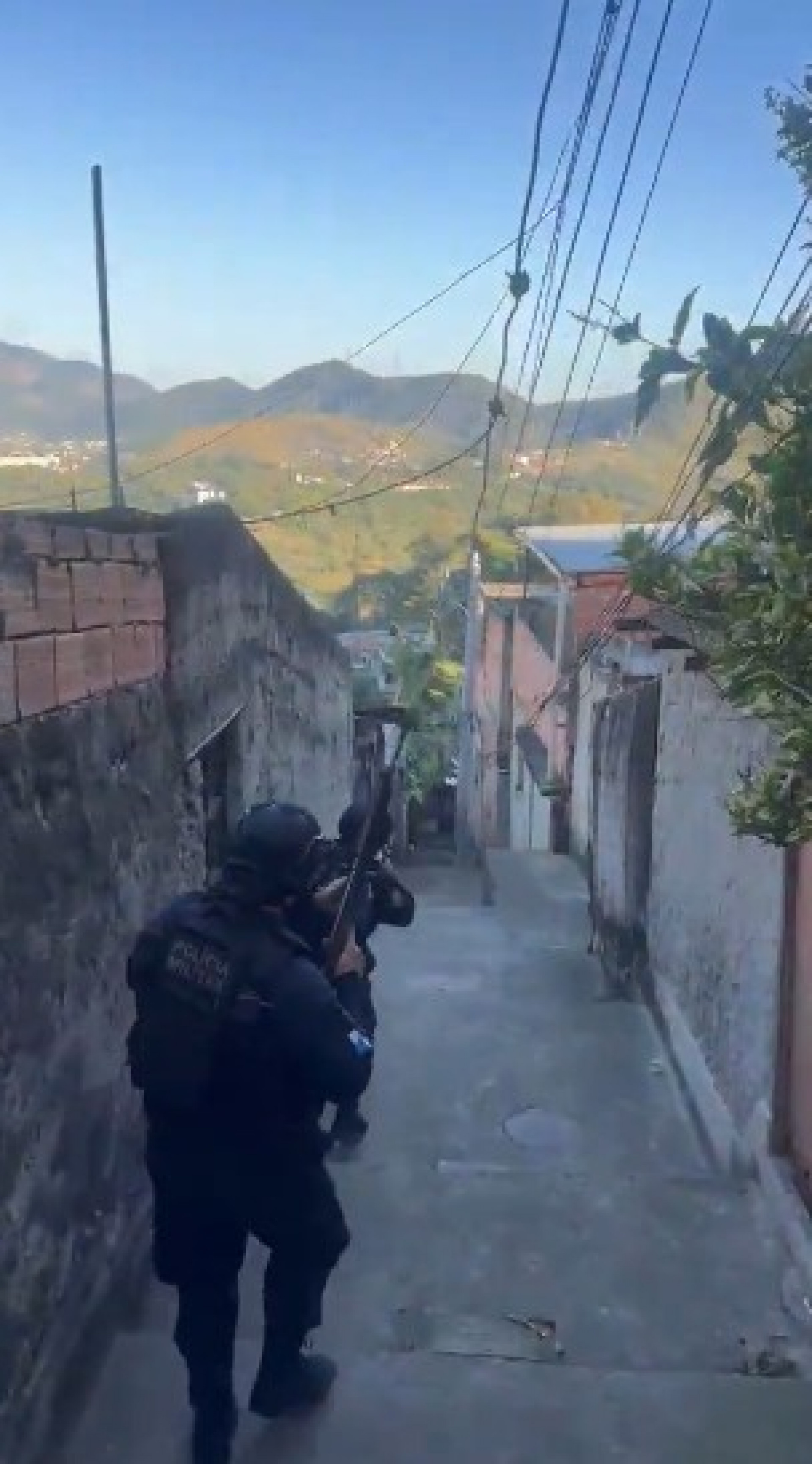 Polícia Militar realiza operação em comunidade na Praça Seca - Reprodução de vídeo / X