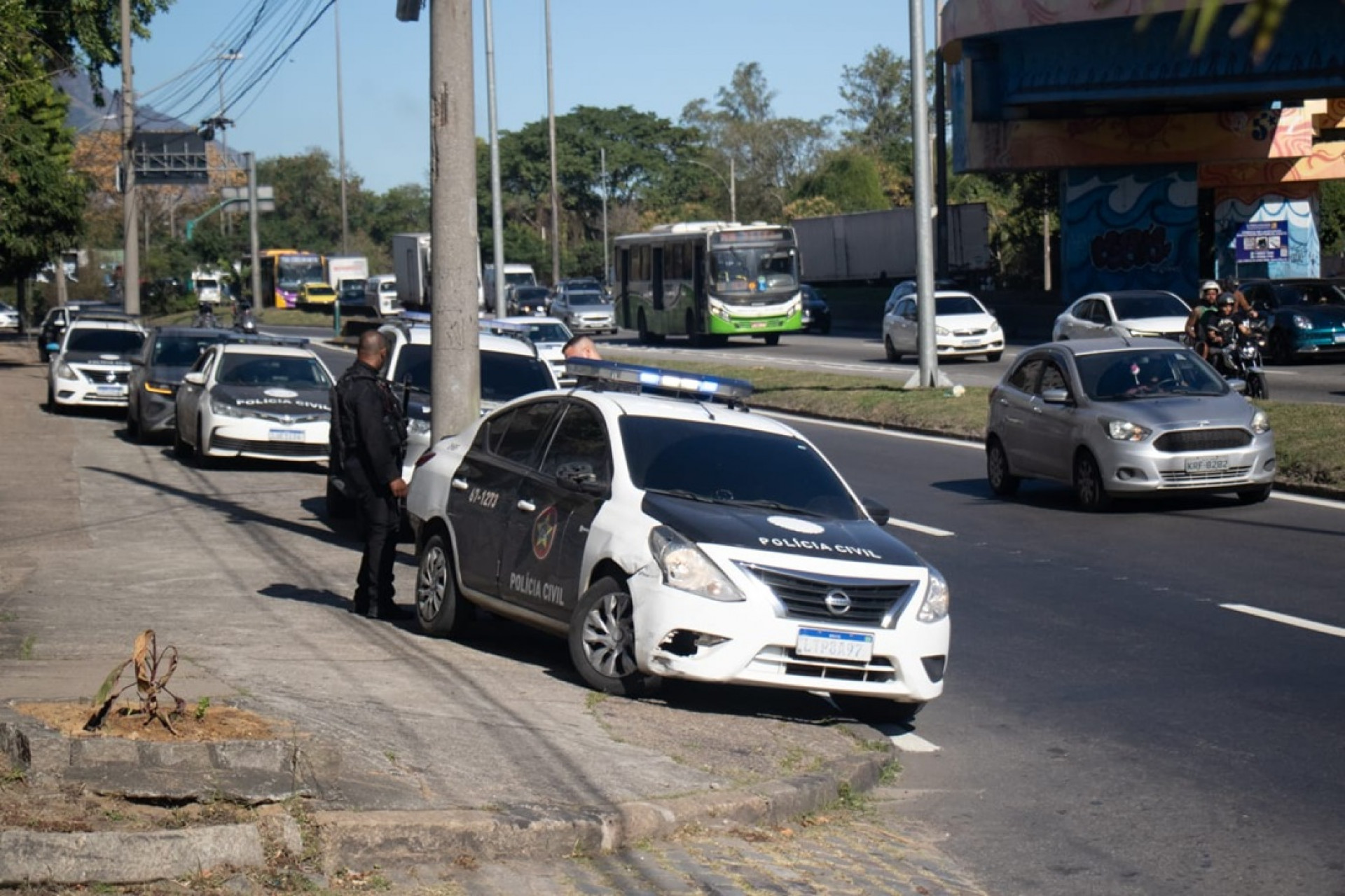 Equipes da Polícia Civil num dos acessos ao Muquiço, na Avenida Brasil, altura de Guadalupe - Érica Martin/Agência O Dia