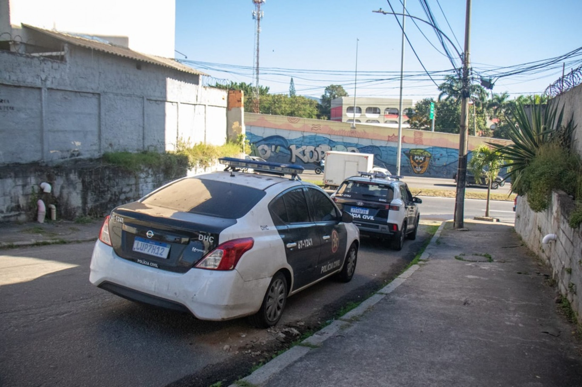 Equipes da Polícia Civil num dos acessos ao Muquiço, na Avenida Brasil, altura de Guadalupe - Érica Martin/Agência O Dia