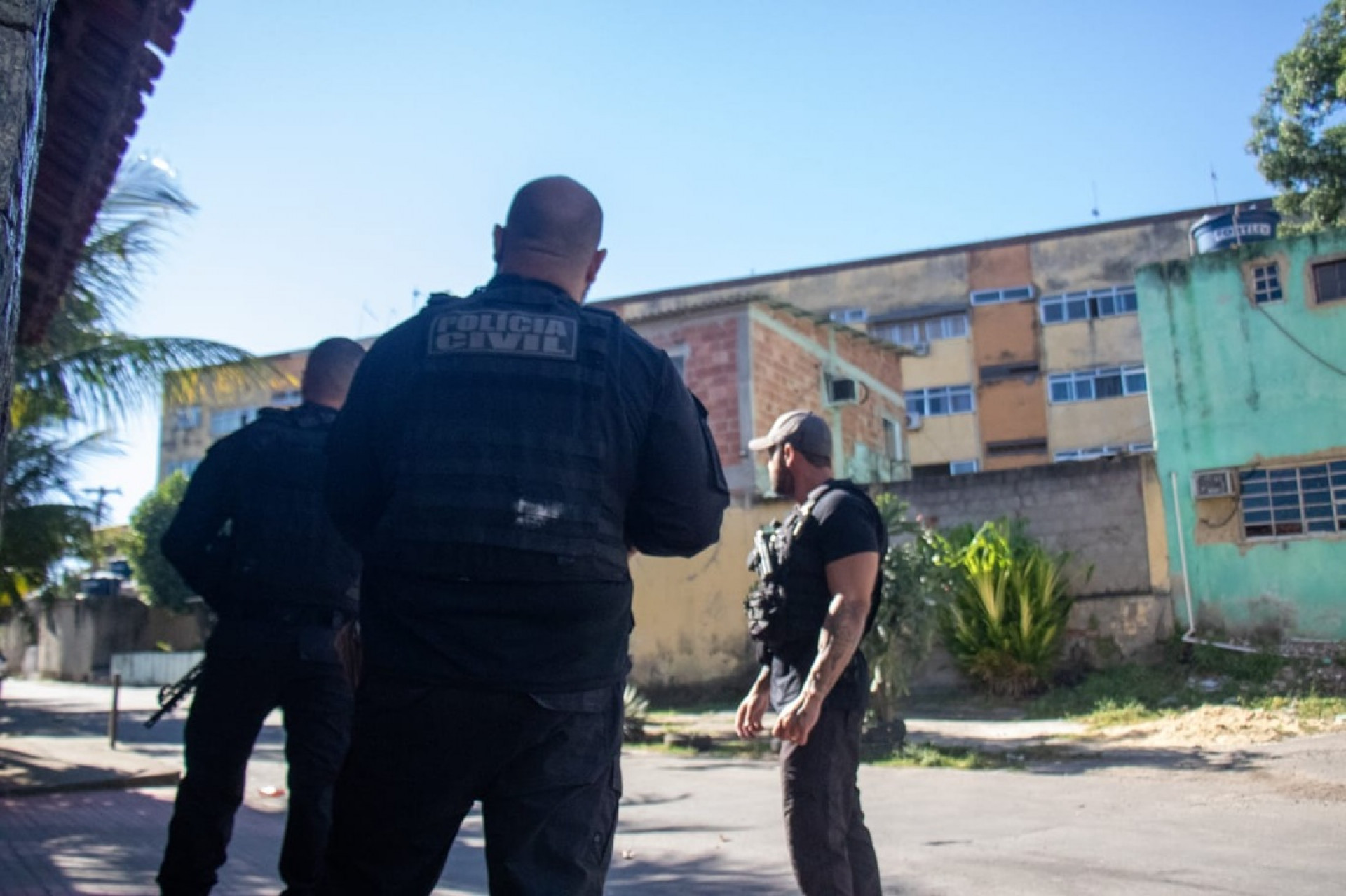 Equipes da Polícia Civil num dos acessos ao Muquiço, na Avenida Brasil, altura de Guadalupe - Érica Martin/Agência O Dia