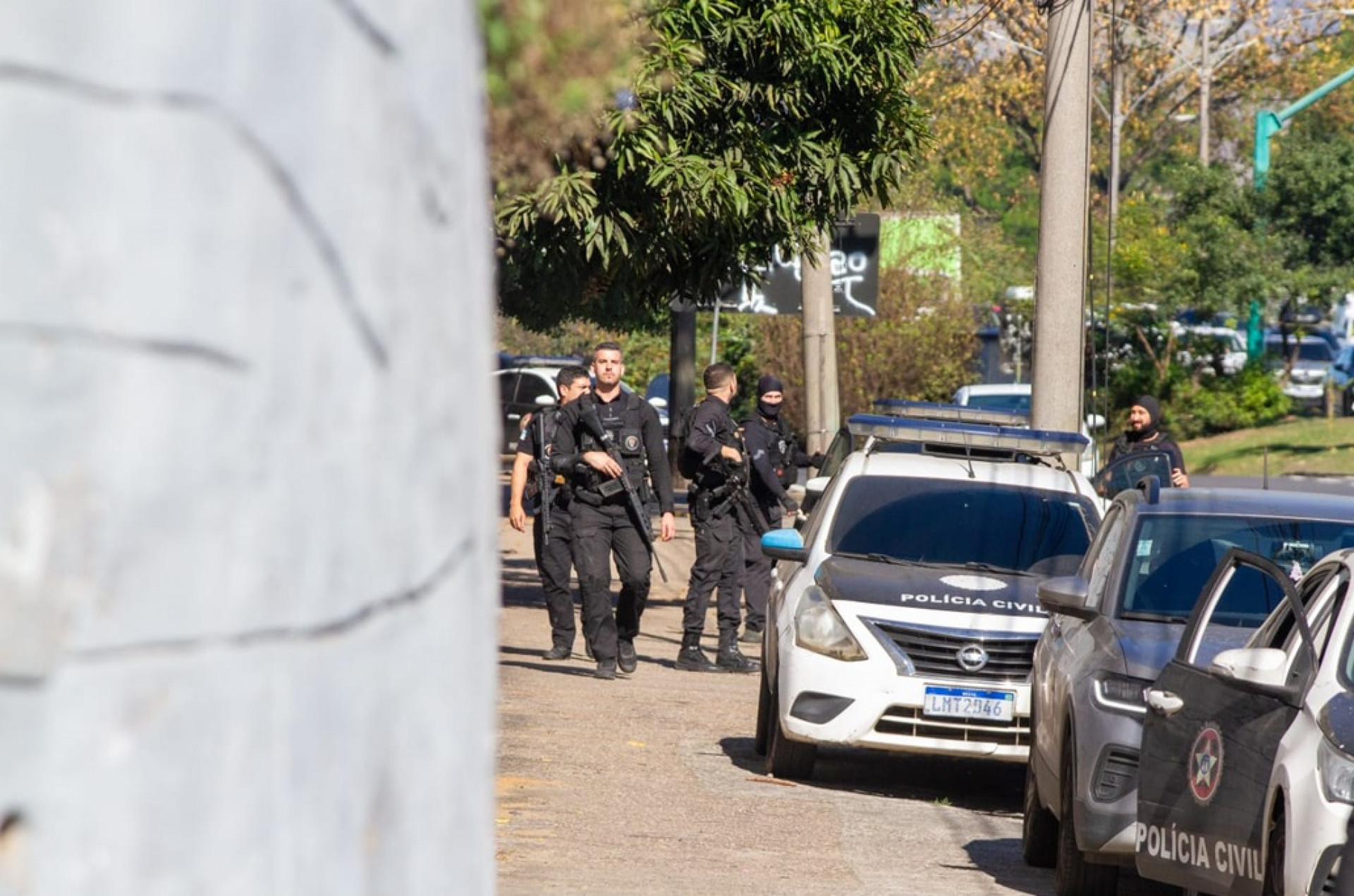 Equipes da Polícia Civil num dos acessos ao Muquiço, na Avenida Brasil, altura de Guadalupe - Érica Martin/Agência O Dia