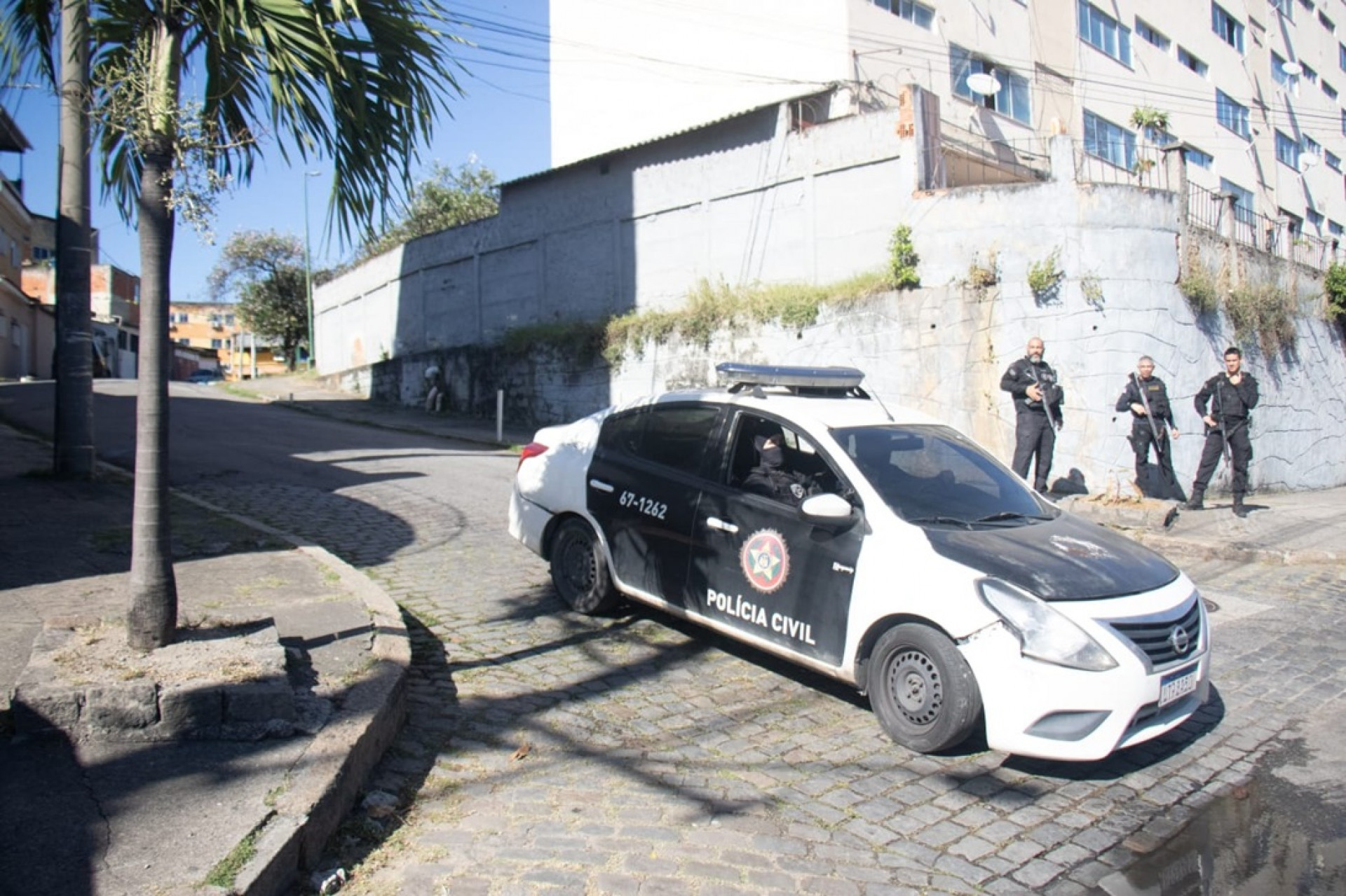 Equipes da Polícia Civil num dos acessos ao Muquiço, na Avenida Brasil, altura de Guadalupe - Érica Martin/Agência O Dia